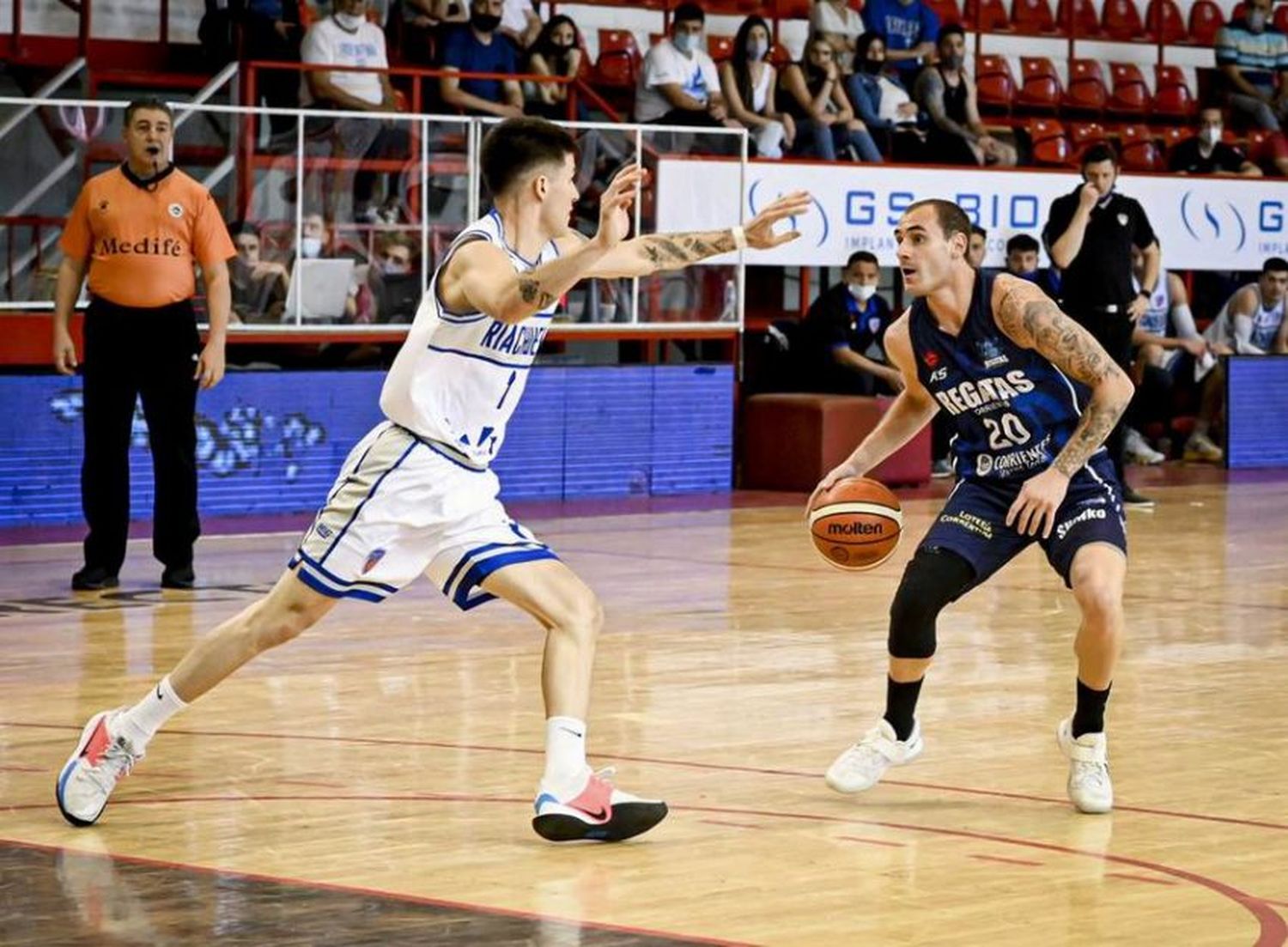 Riachuelo sumó ante Regatas su segundo triunfo en el torneo