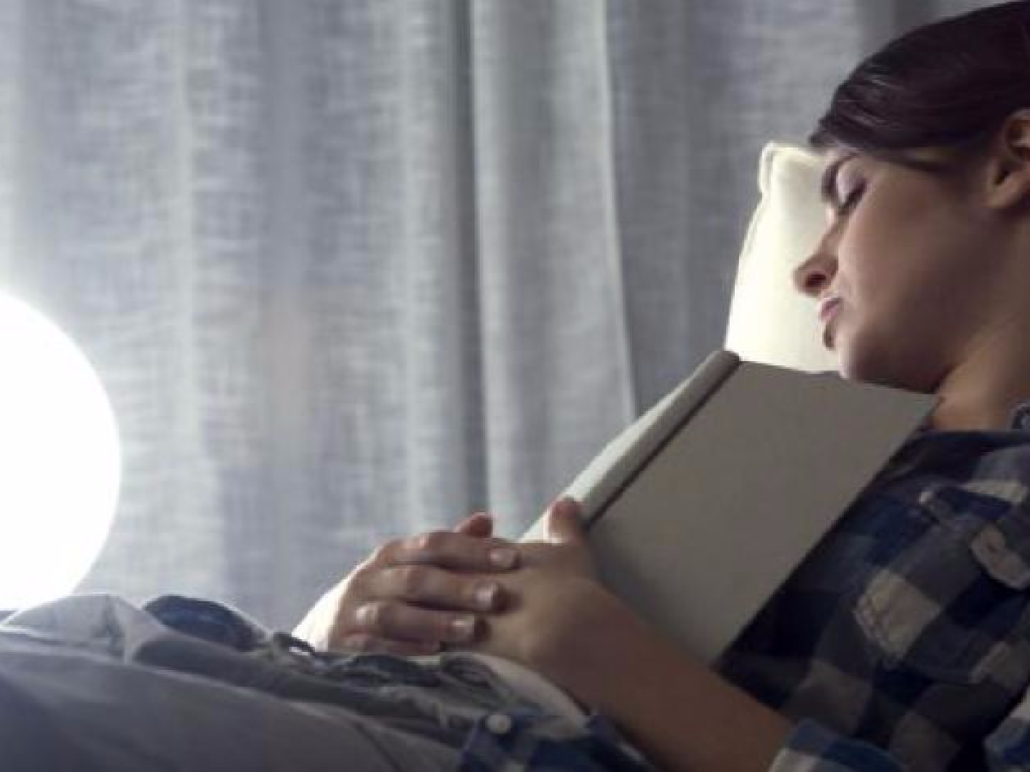 Exponerse a la luz durante el sueño puede ayudar al aumento de peso en las mujeres