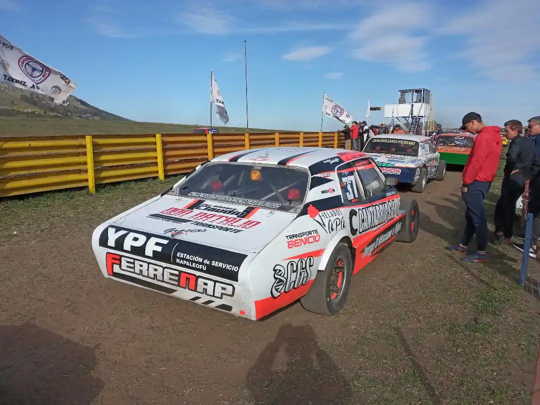 FOTO DANIEL BARETTA La Chevy de la Autopeña Napaleofú.