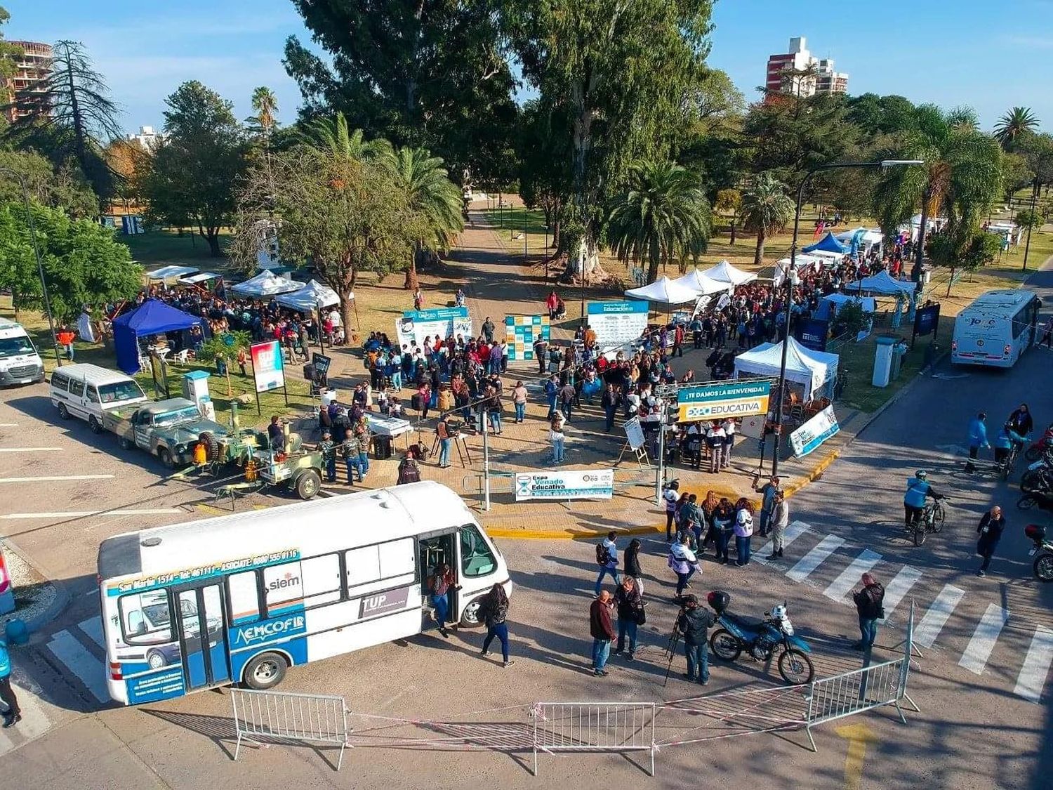 Cientos de alumnos recorren los stand en cada edición de la feria.