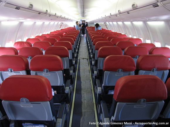 Aerolíneas reducen el espacio entre asientos para generar más ingresos