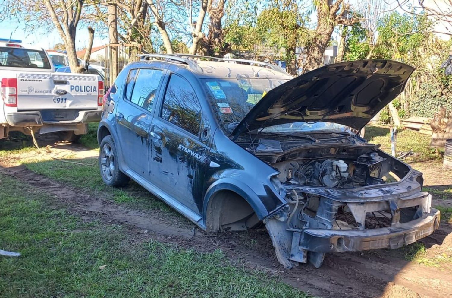 Descubren un auto robado que tenían "cortado" y ofrecían sus partes a la venta en redes sociales
