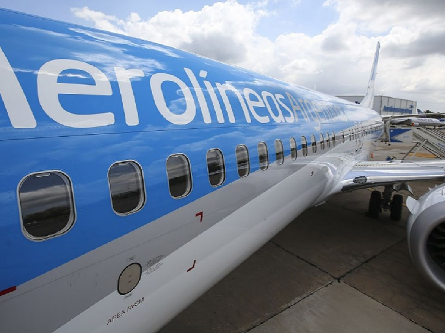 Aerolíneas pagará la mitad del salario de junio