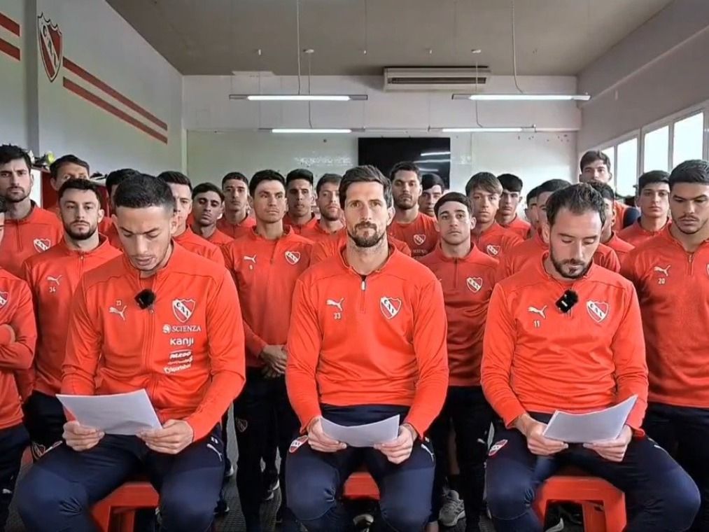El plantel del Rojo dando un cmunicado sobre la sanción de CONMEBOL.Foto:Captura de pantalla