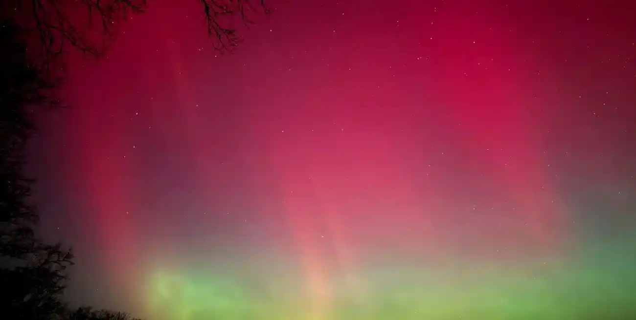 Un espectáculo rosa y verde iluminó el cielo de Quickborn, Alemania. REUTERS/Jonas Walzberg