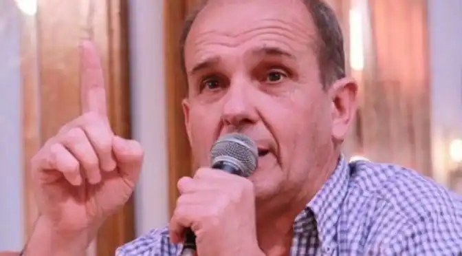 Zurro sobre Gobierno de Vidal: "Quieren que le chupe las medias"