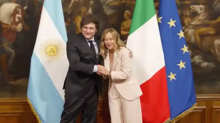 Milei selló un acuerdo energético con Italia y mañana se reunirá con el Papa León XIV