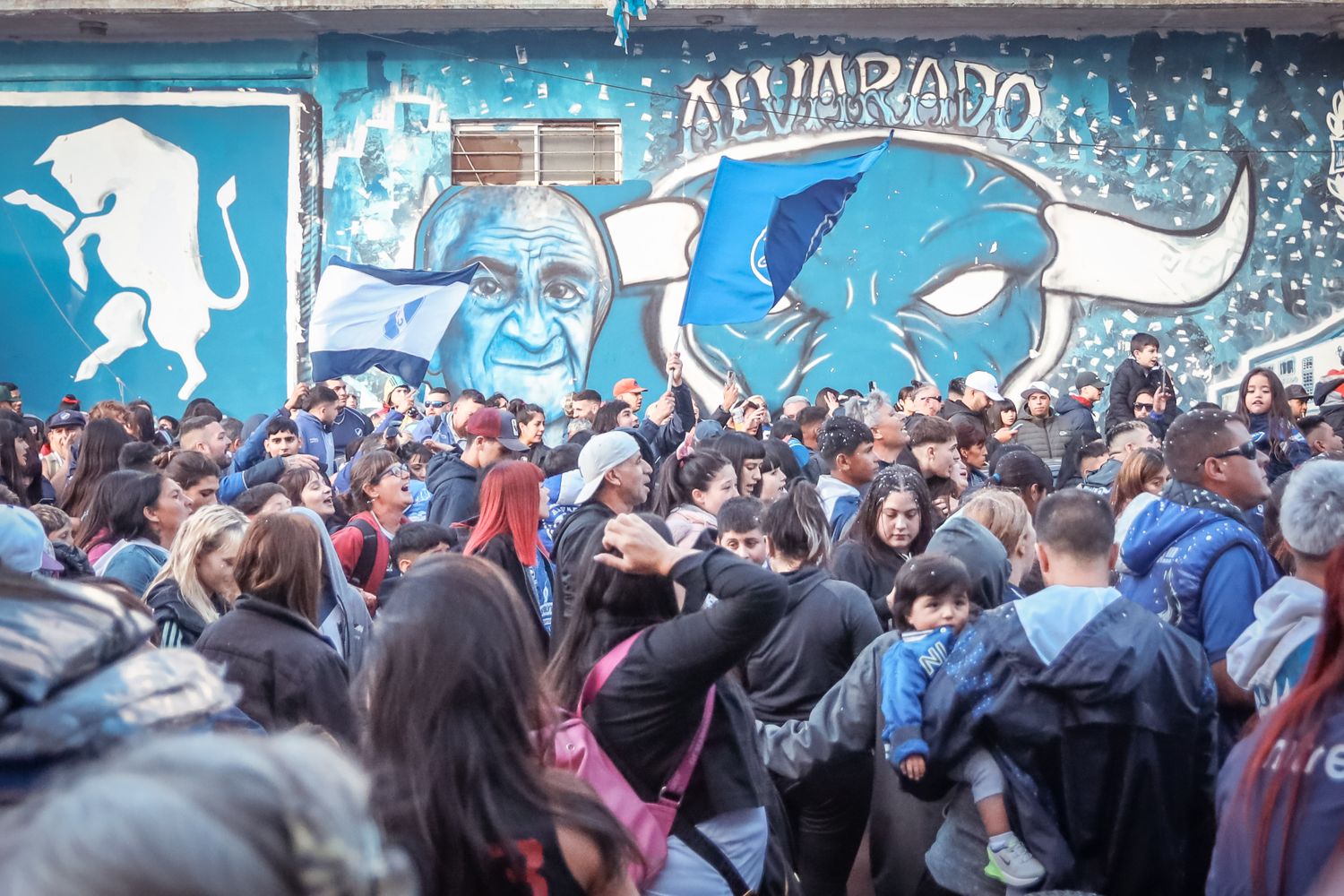 La celebración de Alvarado en la puerta del club.