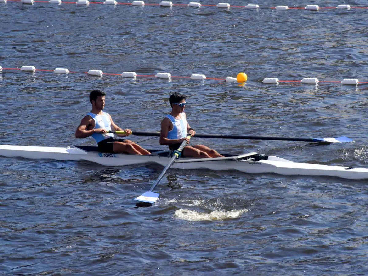 El remo trajo la primera medalla