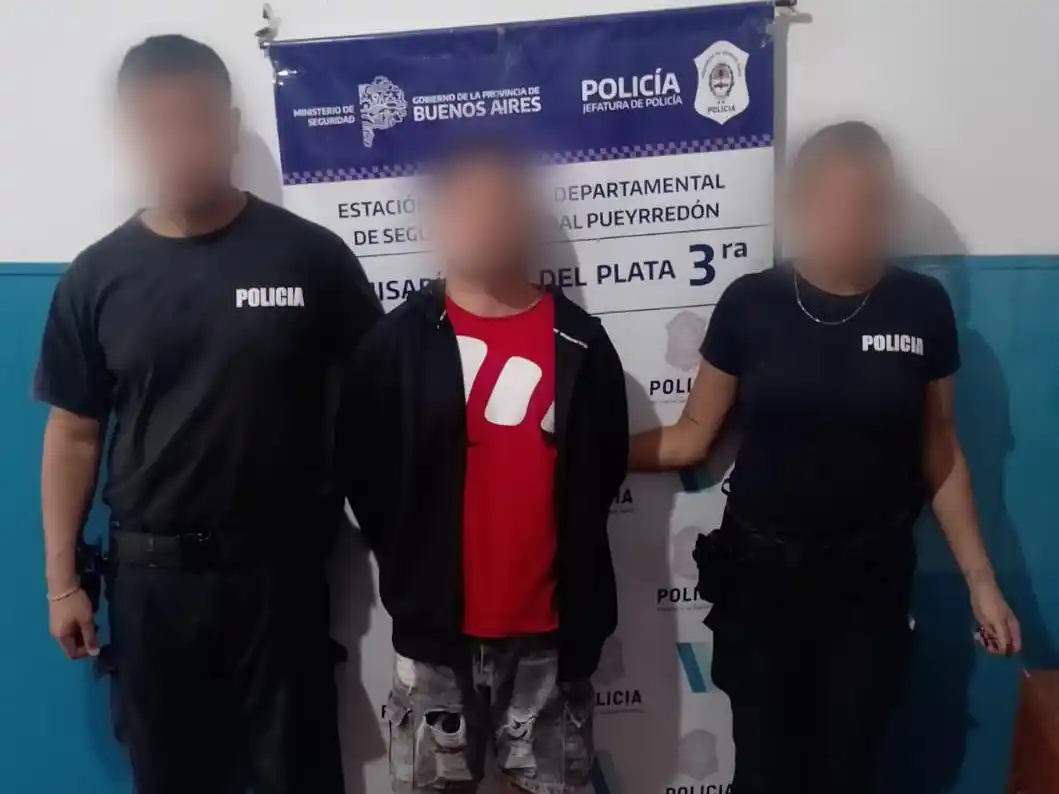 Un llamado al 911 advirtió sobre una persona que caminaba entre autos de manera sospechosa.