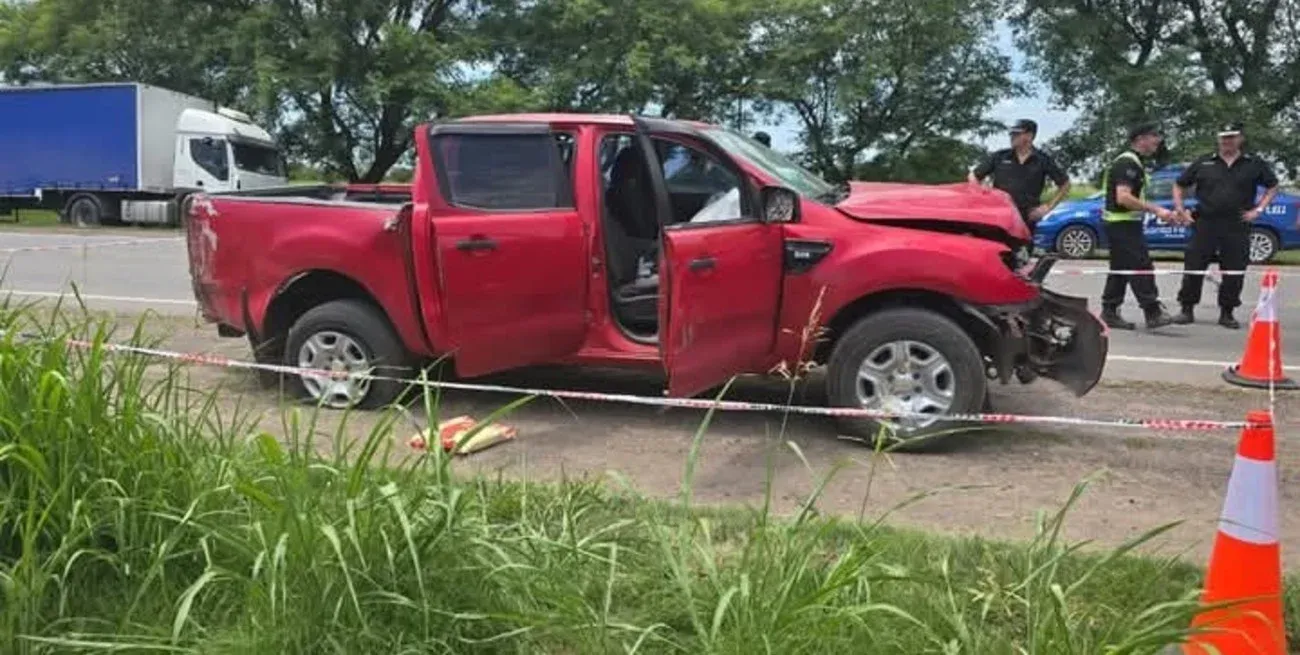 La camioneta hurtada por el acusado chocó con una columna de alumbrado público y quedó destruida.