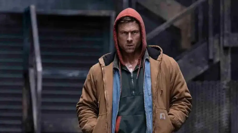 Glen Powell es el protagonista de "El sobreviviente".