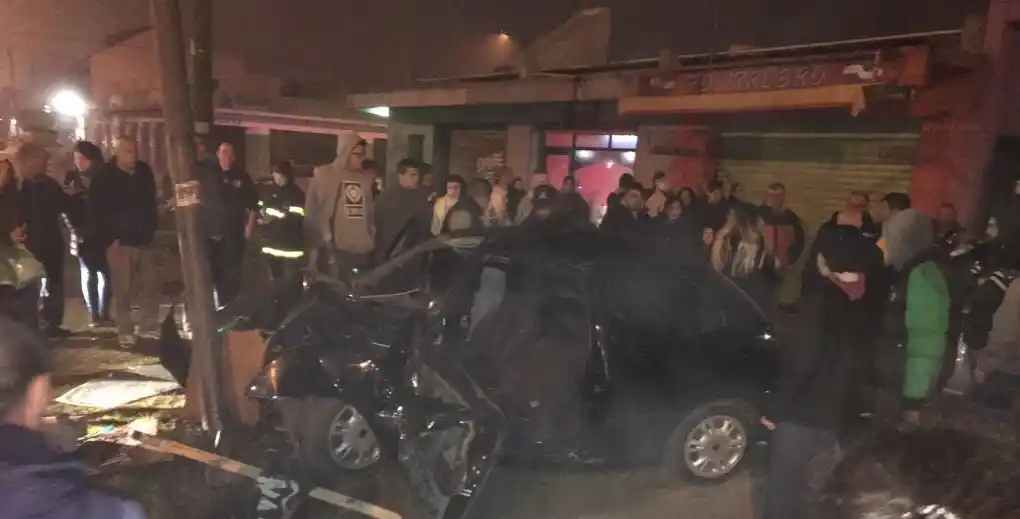 Dos heridos tras un fuerte choque con un auto y un poste
