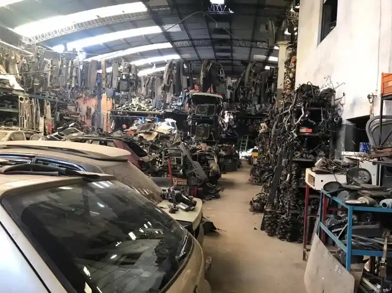 Tragedia: un hombre murió aplastado en un desarmadero