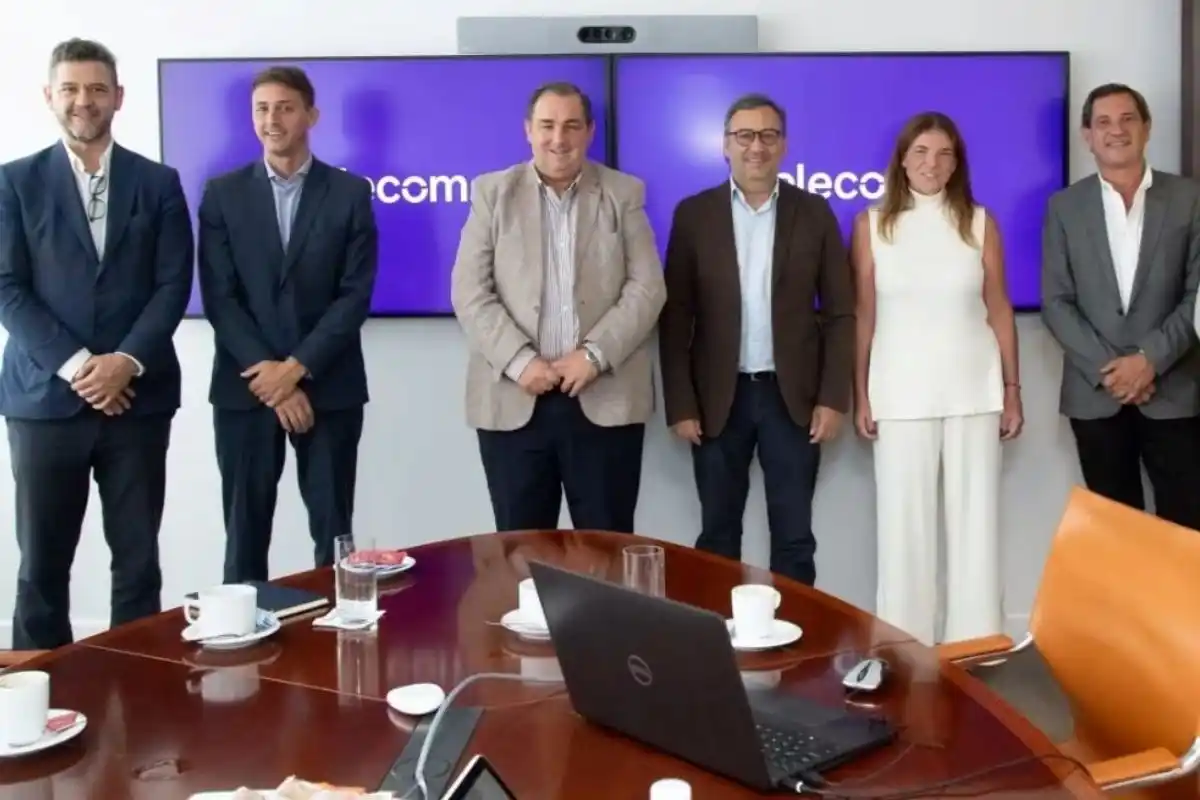 El anuncio de Telecom fue realizado en el marco de una visita de Juan Pablo Poletti, intendente de Santa Fe a Pablo Casey, Director de Asuntos Legales e Institucionales.