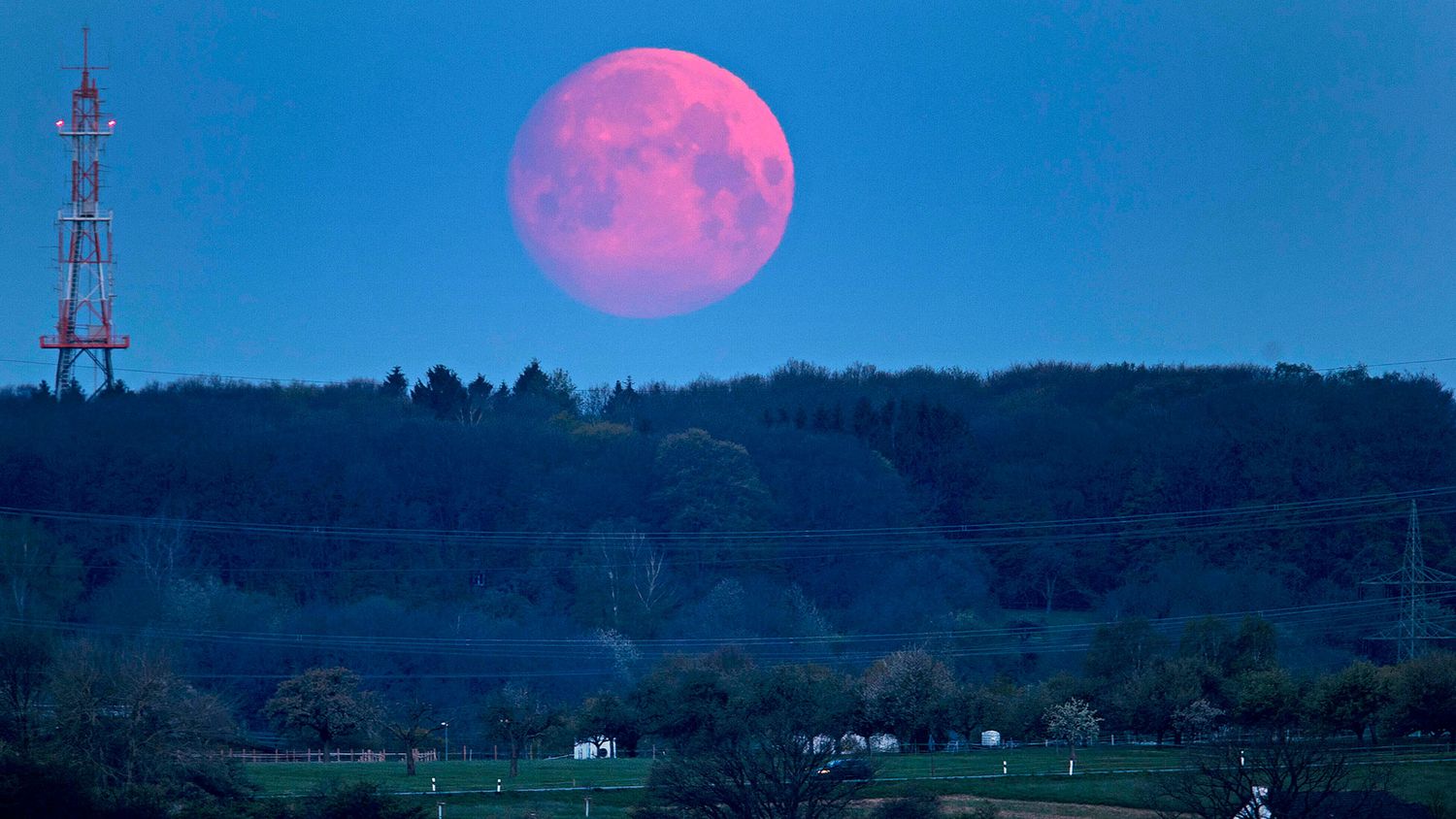 ¿A qué hora se podrá ver la "Luna de fresa" en Tandil?