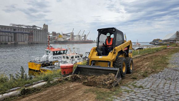Continúan los trabajos de limpieza y mantenimiento en Puerto Quequén