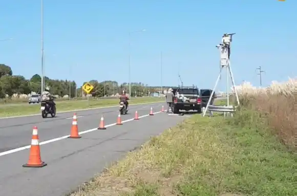Atención conductores: Vuelven a instalar el radar sobre la Ruta 11 a metros del acceso a San Bernardo