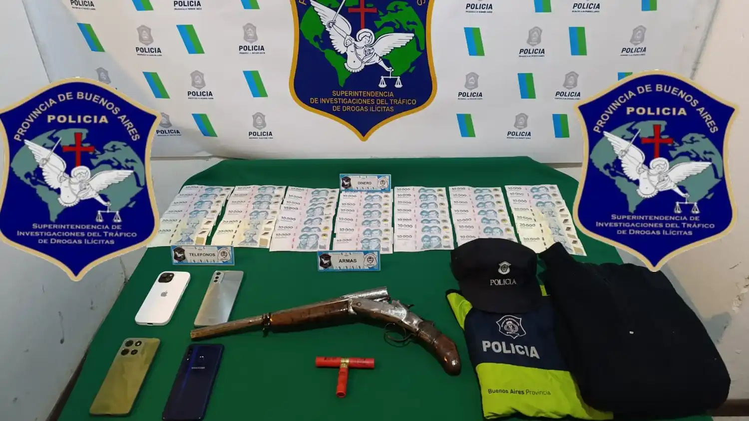 Los efectivos secuestraron un pistolón calibre 16, alrededor de 700 mil pesos en efectivo y prendas de la Policía Bonaerense.