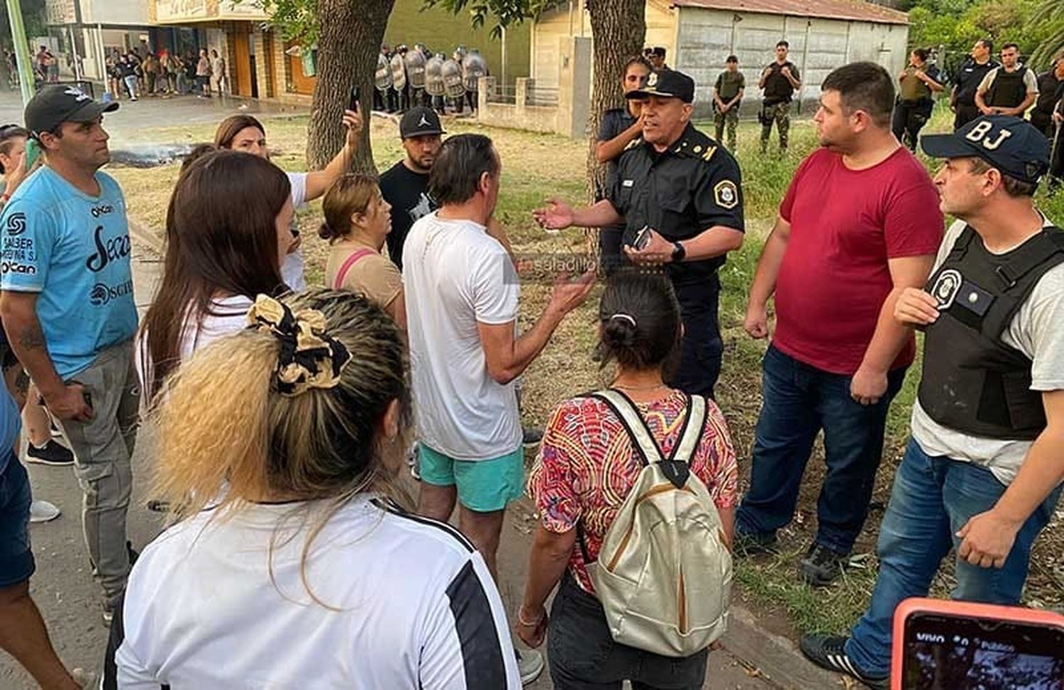 Los vecinos se enfrentaron con la policía