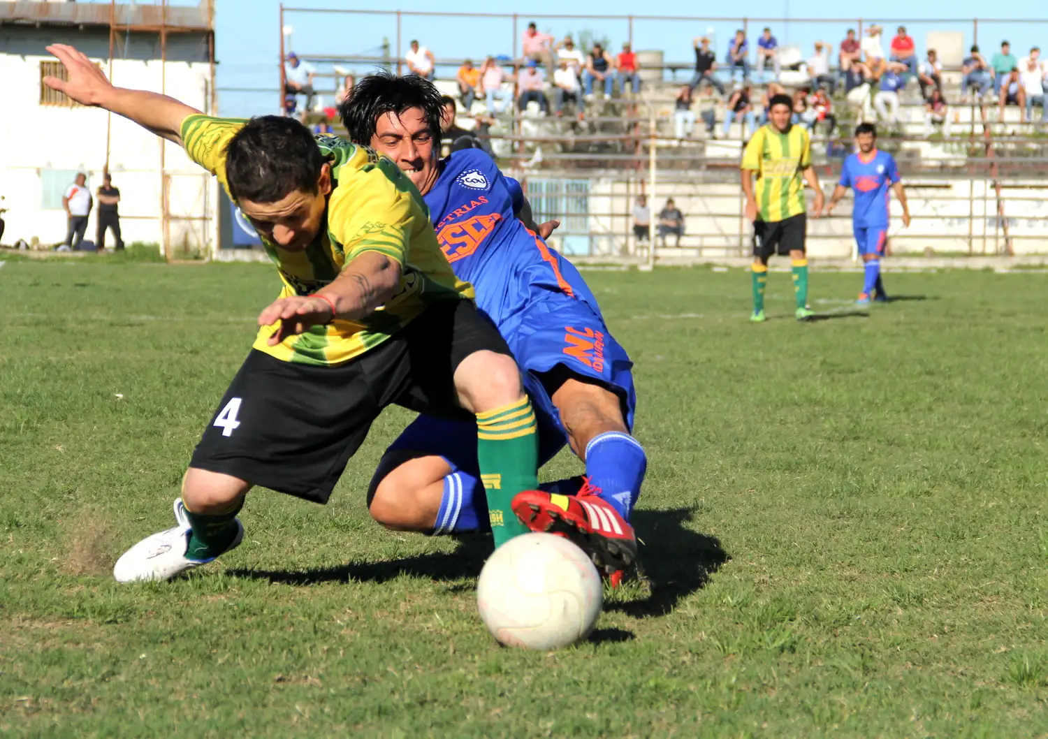 Deportivo golpeó en el momento justo y sumó de a tres ante Sarmiento 