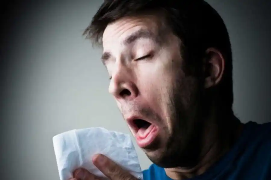 ¿Por qué decimos 'salud' cuando alguien estornuda? Conoce el origen de esta costumbre