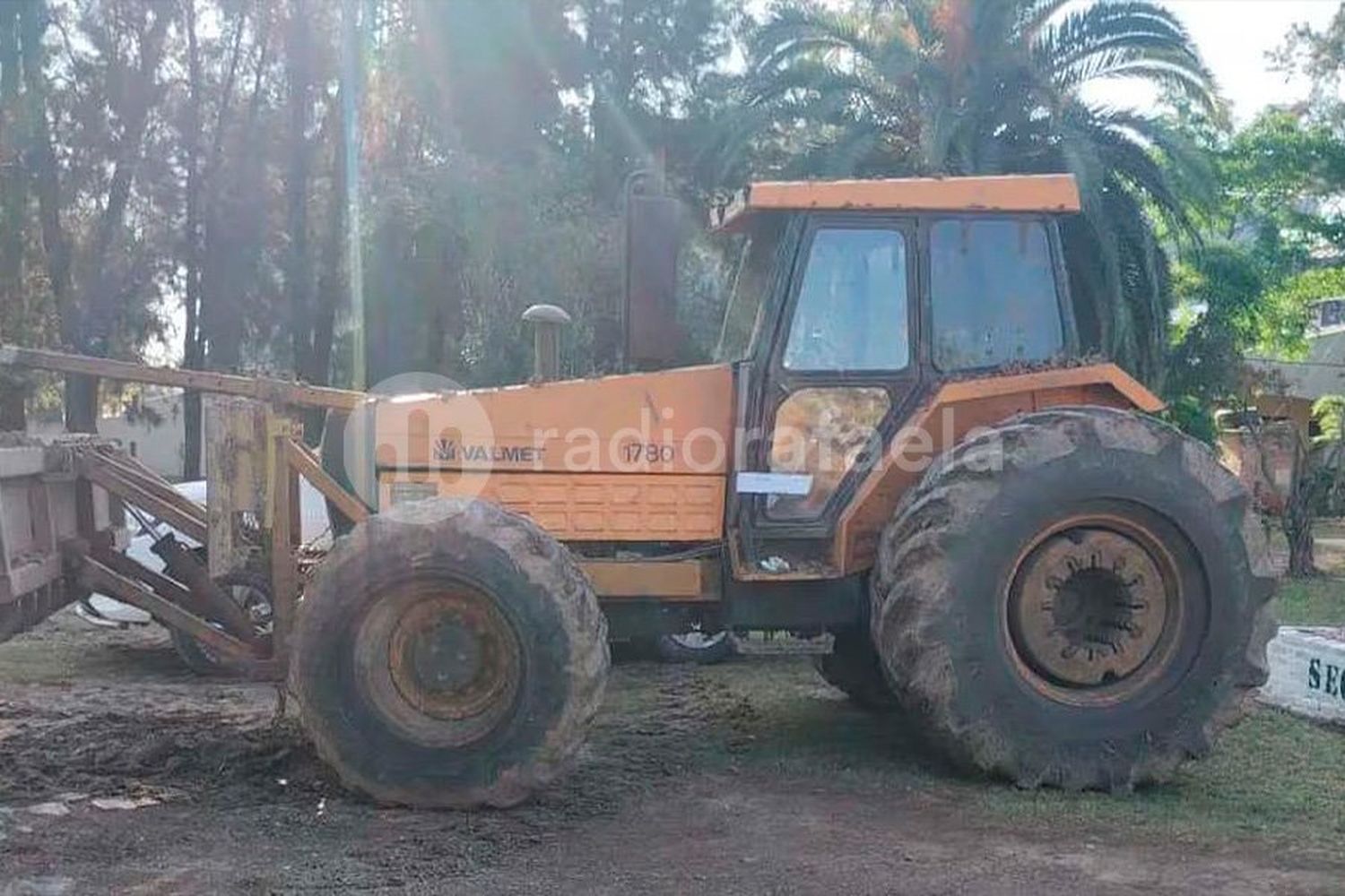 Rompieron una tranquera, se robaron dos tractores e intentaron sacarlos de la provincia