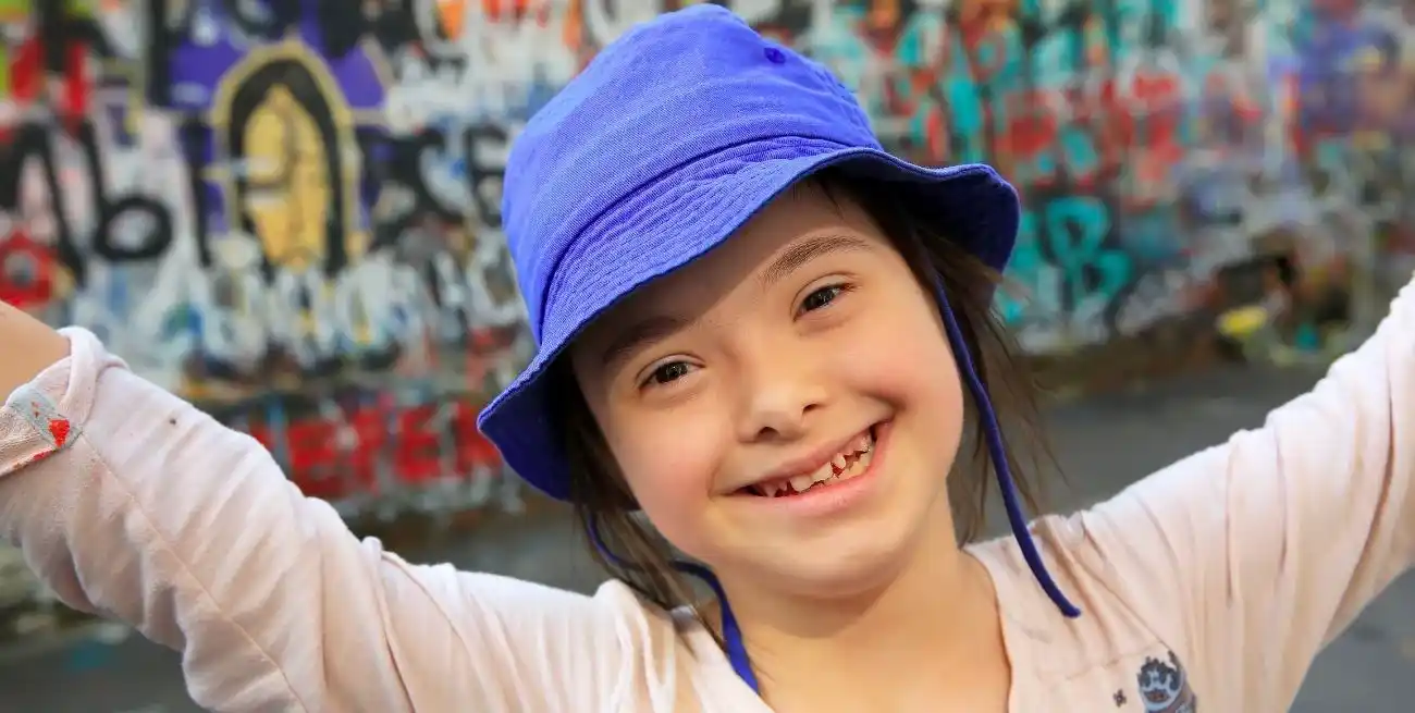 La fecha fue elegida por la Organización de las Naciones Unidas (ONU) para simbolizar la trisomía en el par 21 de los cromosomas.