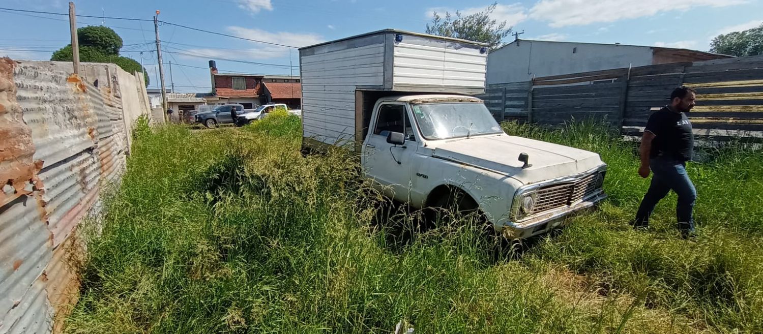 El vehículo estaba abandonado en un baldío de la calle Canadá entre Alvarado y Avellaneda.