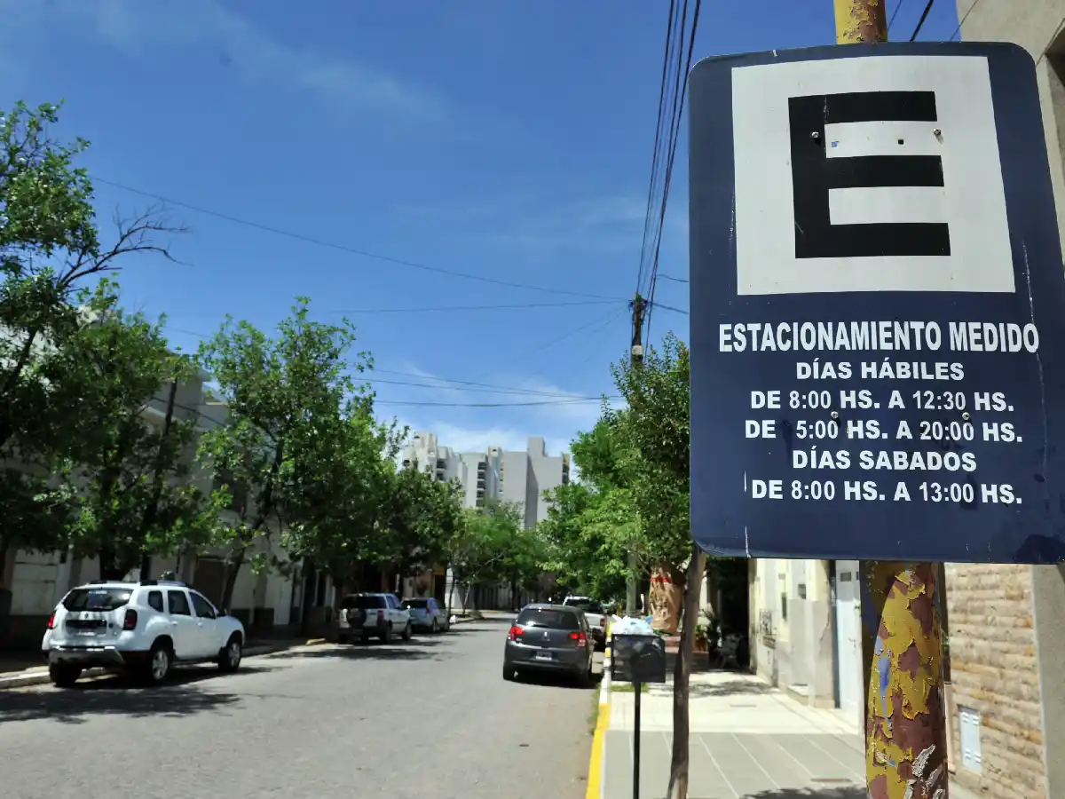 Piden demarcar espacios para vehículos en zona de estacionamiento medido