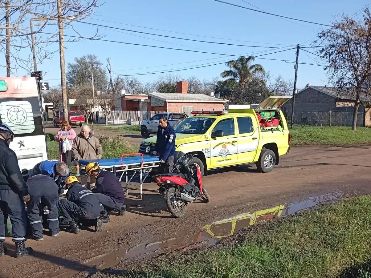 Servicios de emergencia atendieron al motociclista lesionado.
