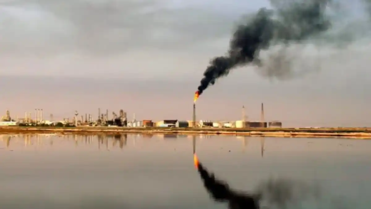 Se dispara precio del crudo por ataques israelíes a instalaciones petroleras en Irán