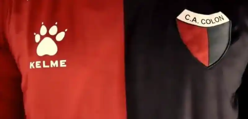 Colón presentó su nueva camiseta titular