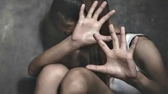 Dos hermanitas eran abusadas por su padrastro y un hombre de 65 años, y la mamá fungía de cómplice