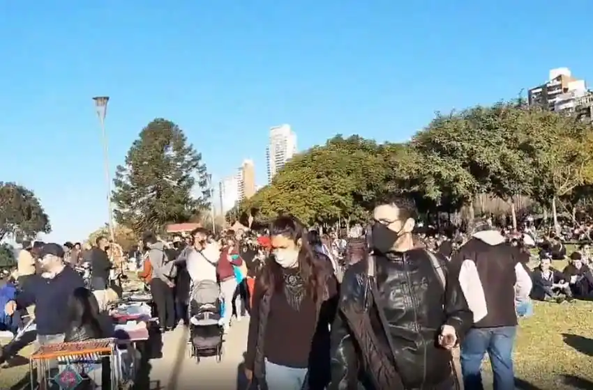 Amontonados y sin barbijo: preocupantes imágenes del fin de semana en parques rosarinos