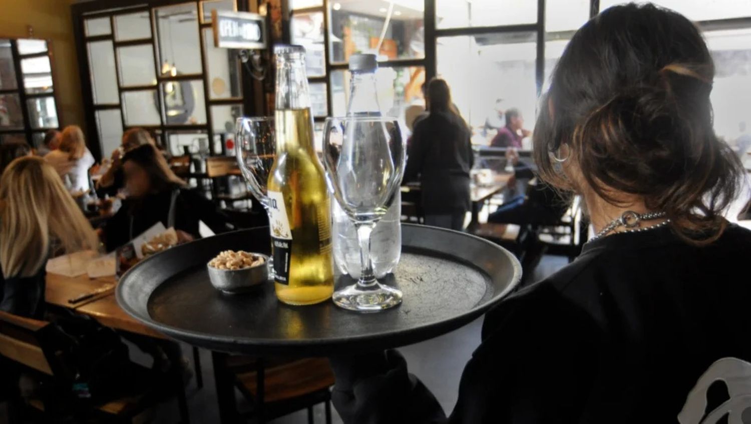 Un joven se atoró con la comida en un restaurante de Bahía Blanca y la policía le salvó la vida