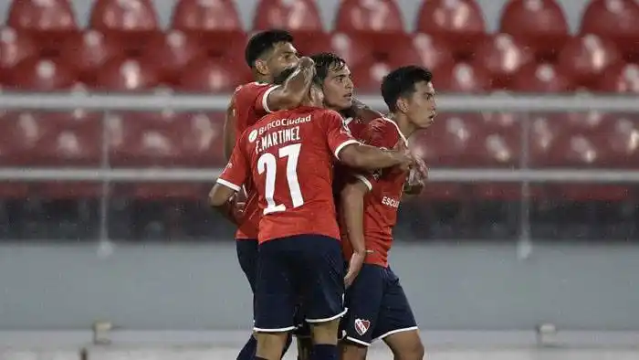 Independiente avanzó y Romero igualó un récord histórico de Bochini