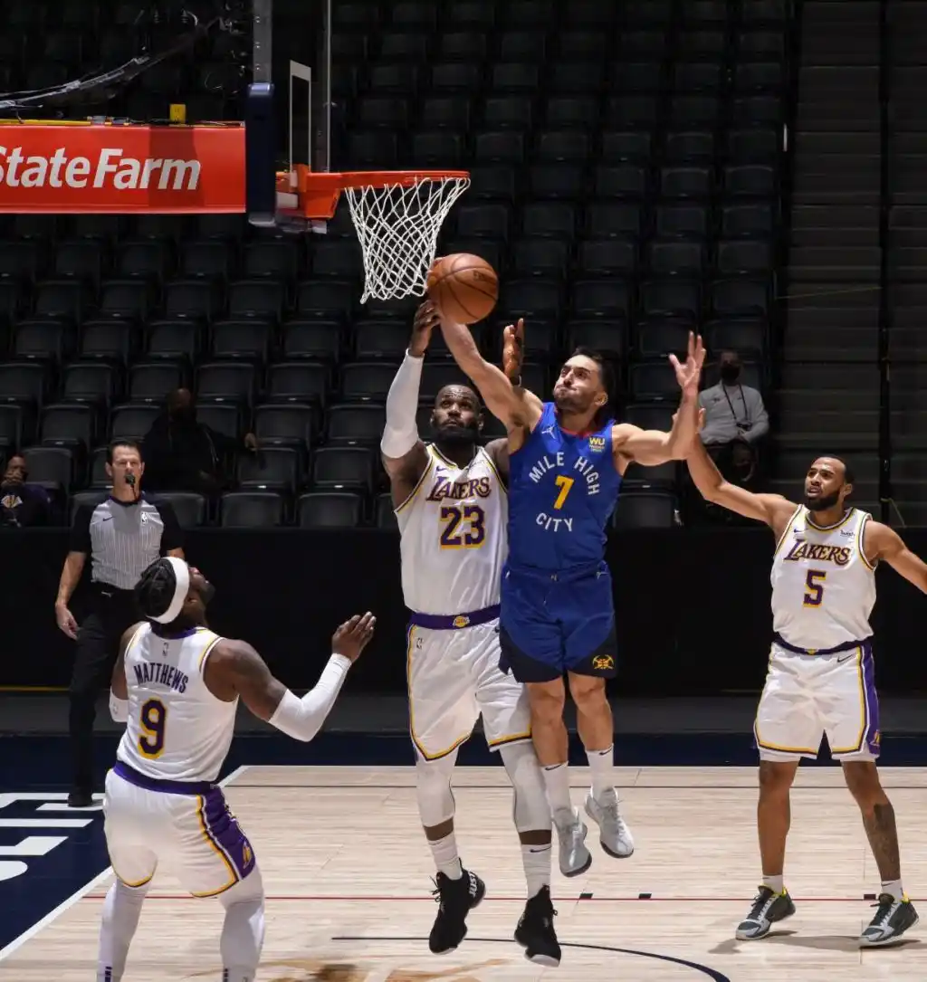 Campazzo tuvo una gran noche frente a los Lakers