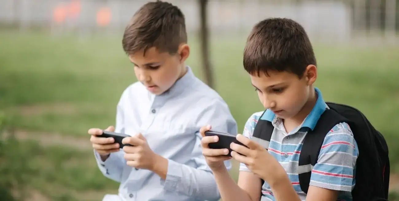 Impacto de las redes sociales en la salud mental de niños y adolescentes.