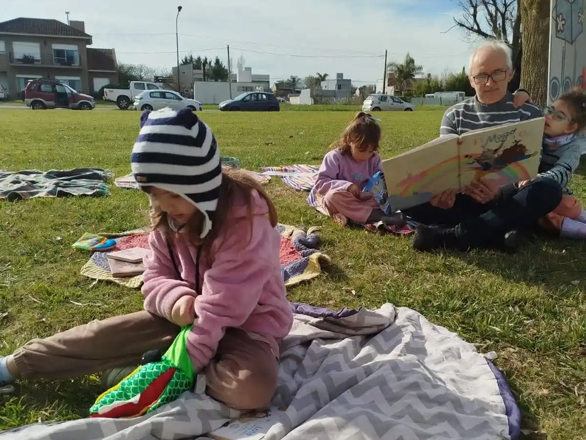 Chascomús: la Biblioteca Ambulante llevó libros y narraciones a la jornada ambiental en la laguna