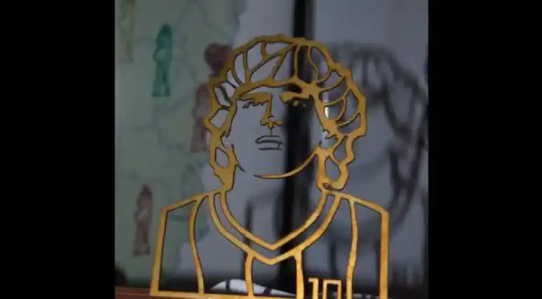 Emplazaron una obra de arte en homenaje a Maradona en un club entrerriano