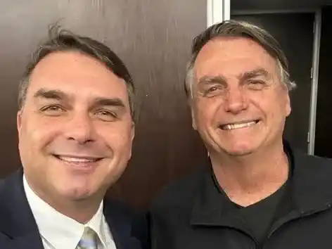 Flavio Bolsonaro y su padre, Jair.