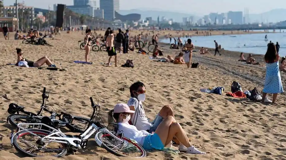 Drones, cámaras y franjas por edad: las playas españolas se adaptan al virus