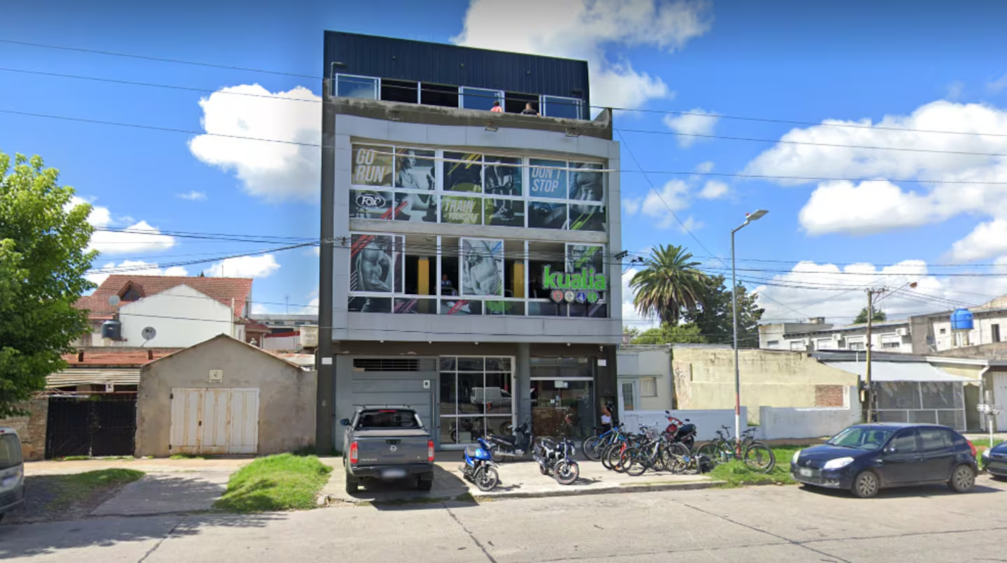 El hombre de 52 años se descompensó en el gimnasio y murió. (Foto: Google Street View)