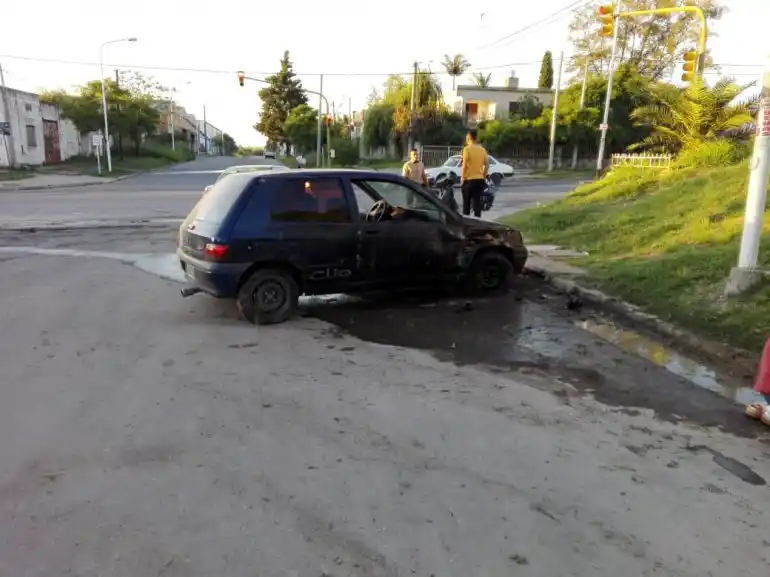 Perdió el control, volcó y la joven que iba de acompañante salió despedida