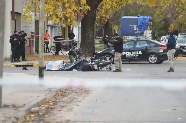 Murió un policía al chocar su moto contra un colectivo