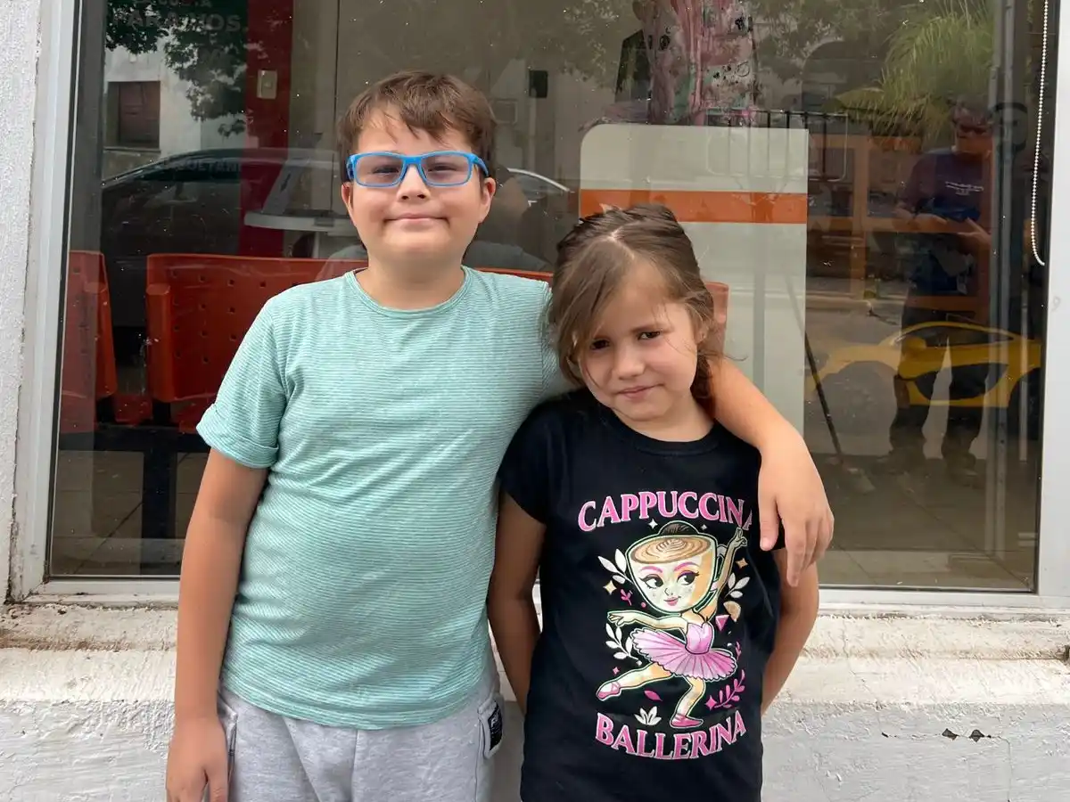 Eloy, de 10 años, en remisión y una de sus hermanas en medio de la Campaña 2026.