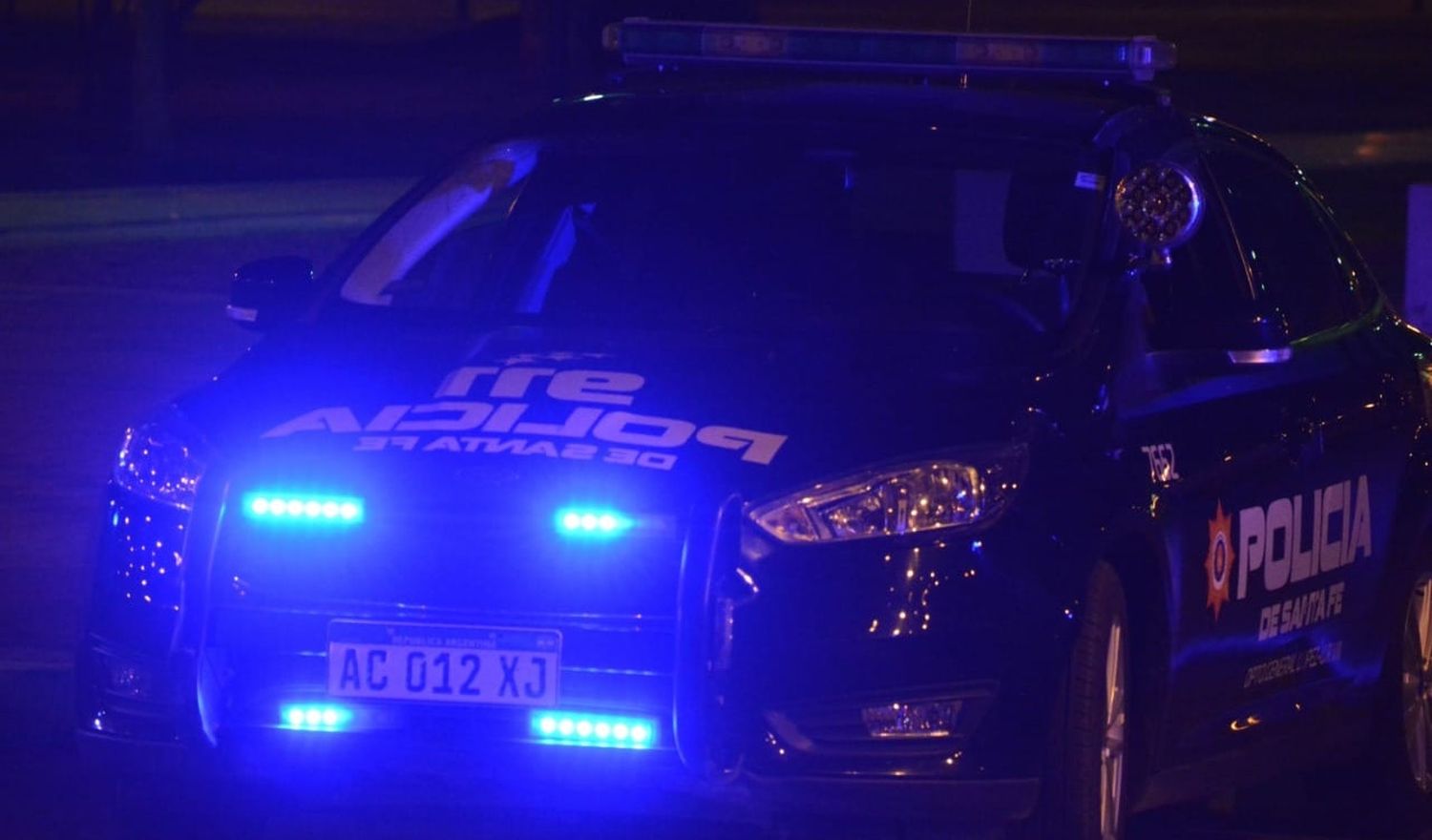 El auto impactó contra la farola pública.