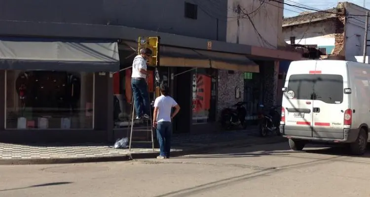 El municipio continúa reemplazando semáforos