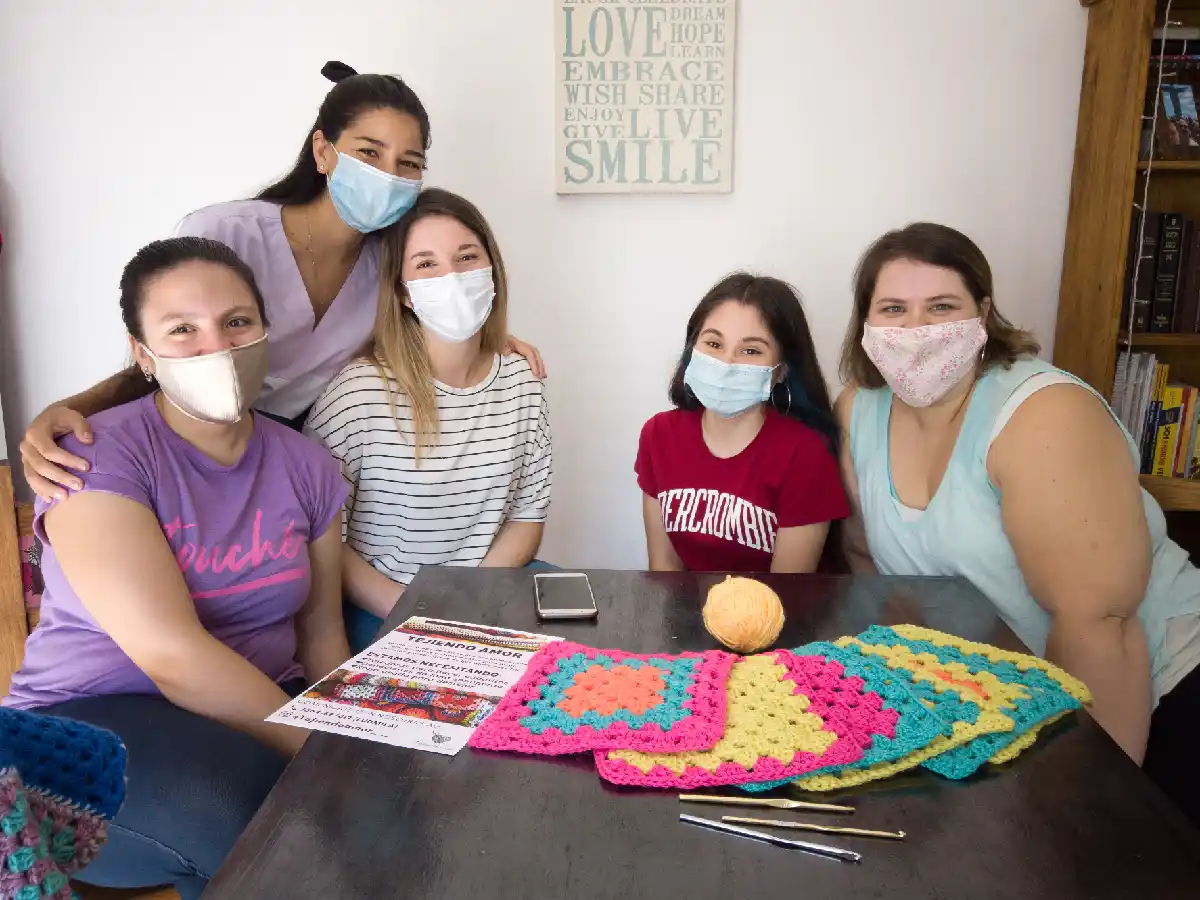 Un grupo de chicas crean puentes de amor y solidaridad con lana   